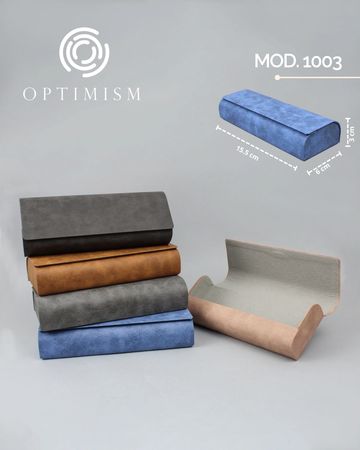 Estuches para gafas de varios colores apilados.