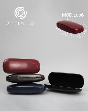 Estuches para lentes de colores variados apilados y abiertos.