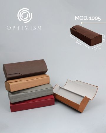 Estuches de gafas de madera de varios colores apilados, uno abierto.