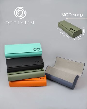 Estuches de gafas de varios colores apilados con uno abierto.